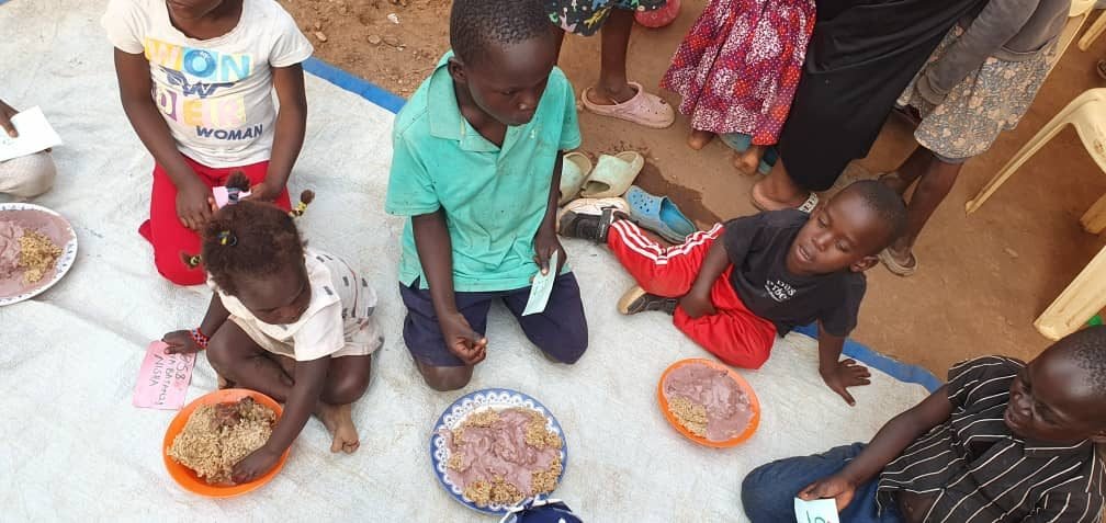 Niños compartiendo comida
