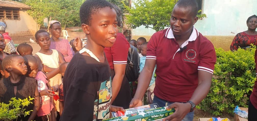 Más cuadernos y lápices